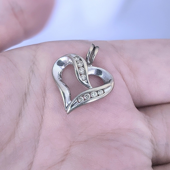 10K solid white gold diamond heart pendant - Picture 5 of 15